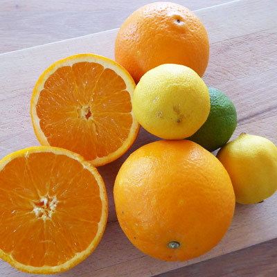 Der er mange citrusfrugter i marokkansk mandel-appelsinkage
