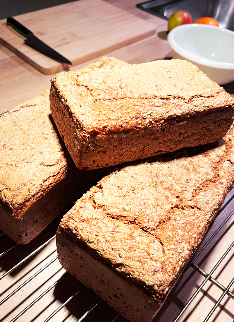 Hjemmebagt rugbrød med knækkede rugkerner